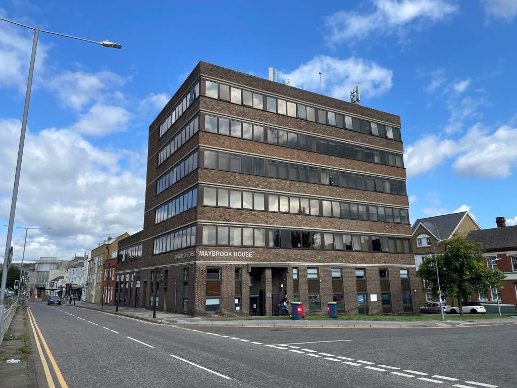 Lot: 23 - SUBSTANTIAL FREEHOLD OFFICE PREMISES WITH CAR PARK IN PROMINENT LOCATION - Six storey office block on corner plot